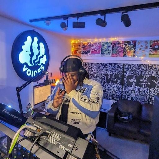 DJXHNWAV - 18.11.23 - Voices Radio