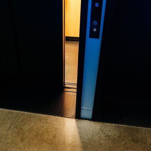 First Floor – Broken English Club and Umfang