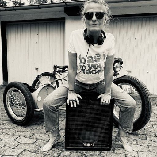 Bass in your face  #2 *bäm*
