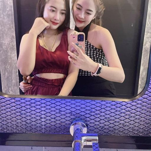 HBD รถเบ็นซ์ น้องหมวย ยืนหนึ่ง