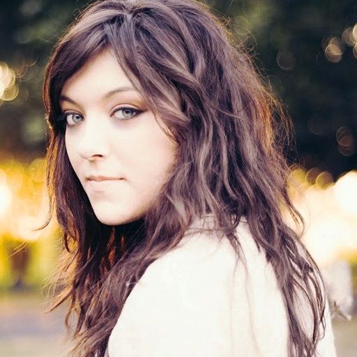 A Bit of Everything with music and conversation from young singer / songwriter Caleidra. 24/10/13