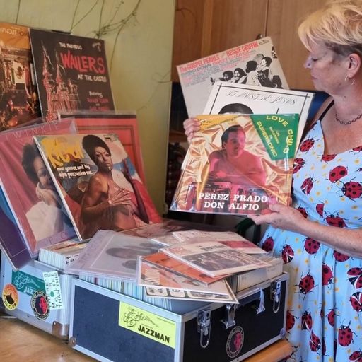 Un Rayo de Sol w/ Santa Leticia Ft. Caroline Dann- November 2022