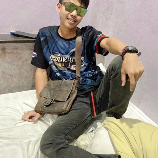 ไม่มีสาวยืนให้ยืนกอด  งั้นกูยืนกอดหมอนก็ได้ว่ะ By.​ FB:แป๊ป​ ธีรวัฒน์​