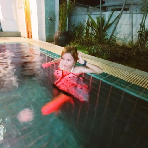 เป็นผู้หญิงเซอร์ๆ แต่ไม่ชอบแจกเบอร์ แต่ชอบแจกไลน์