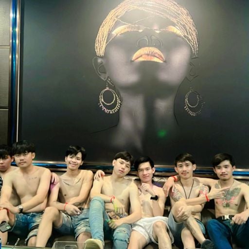 ไม่ต้องกรีดตาให้คม เพราะพี่มองนมก่อนมองหน้า