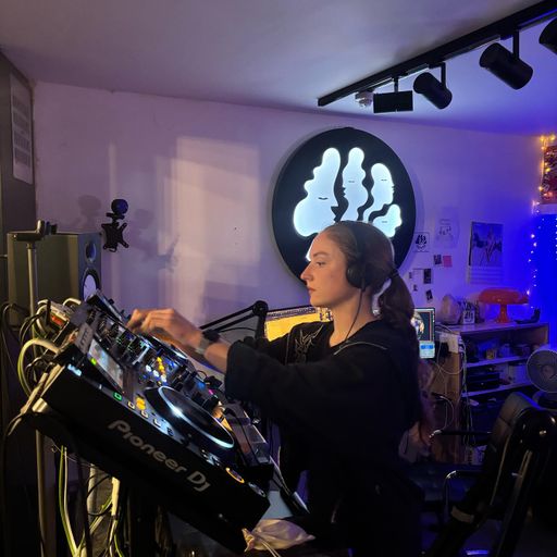 Izzy Locke - 10/11/25 - [Voices Radio]