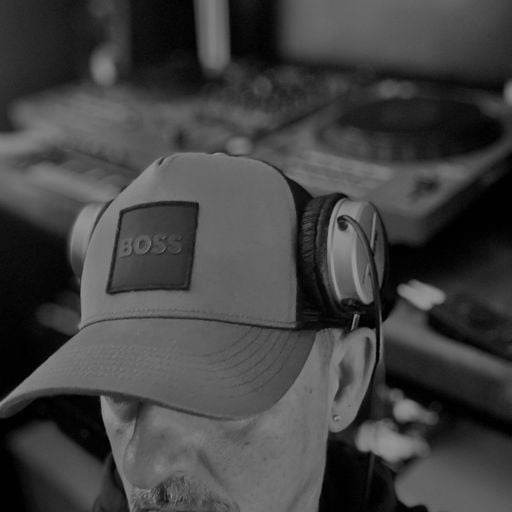 live for Q lounge bar