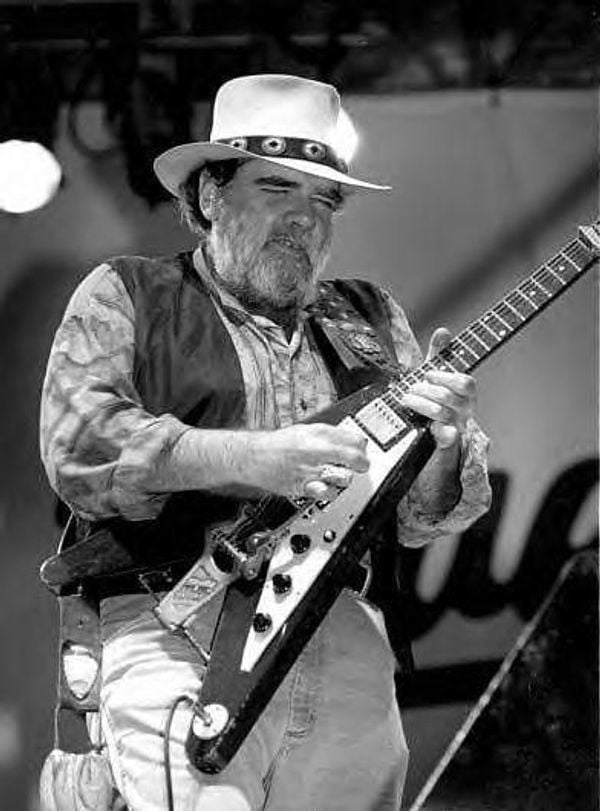 Lonnie Mack Band Википедия. Группа 2 старика на гитарах.