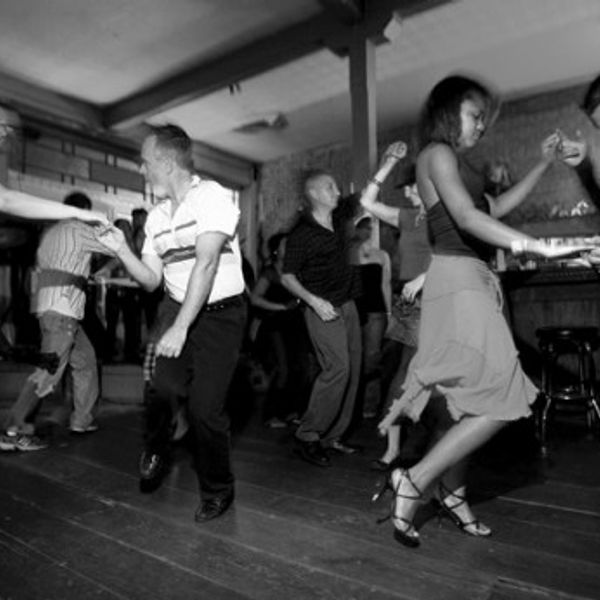 Танцевальный бар. Бары в которых танцуют. Бары в которых танцуют. Люди танцуют в баре. Танцы на барной стойке.
