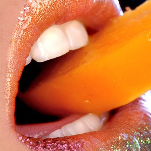 Подруге полный рот. Губы с апельсином. Мандарин во рту. Губы с персиком. Красивые губы мандарины.