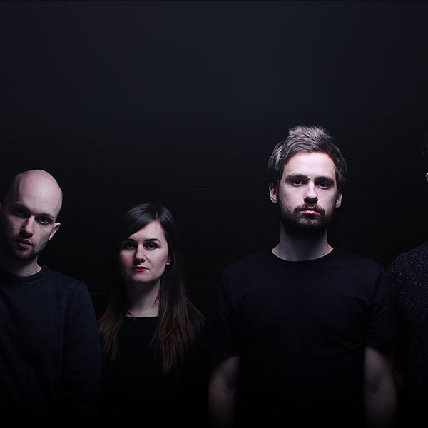 парень с микрофоном. музыкальный концерт. Chelsea wolfe с гитарой. атмосферный вокал. девушка с микрофоном.