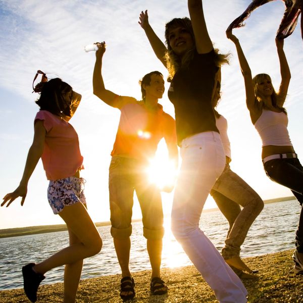 Crazy summer dance. Люди веселятся на природе. Девушка танцует на пляже. Танец лета. Молодежная тусовка.