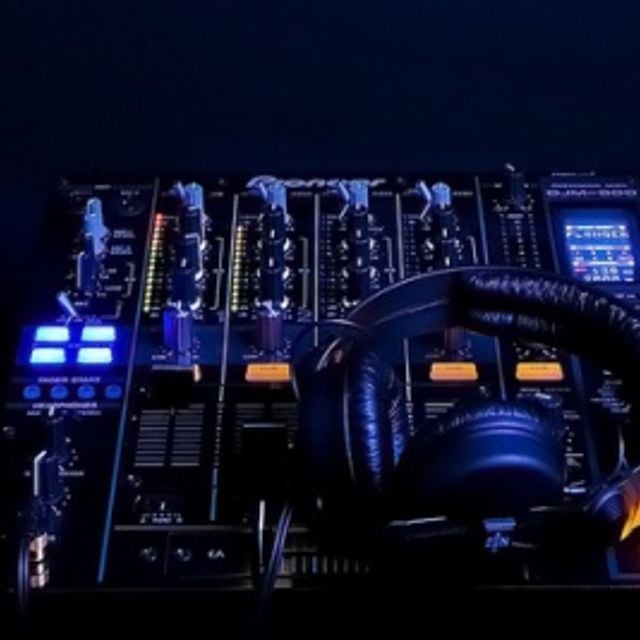 Mixcloud profile picture for @paramedic