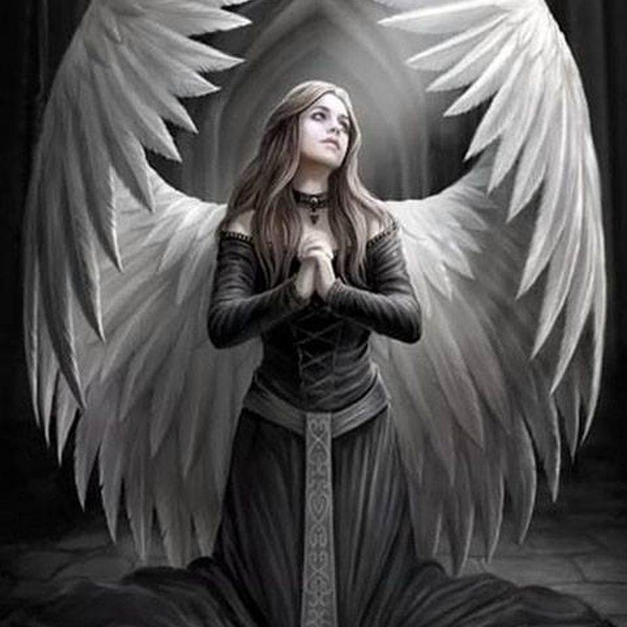 Ангел в готическом стиле