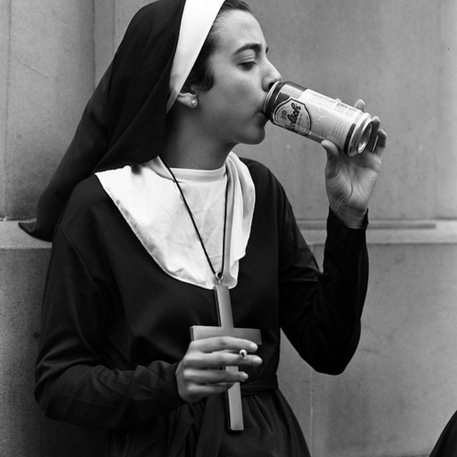 Монахини курят