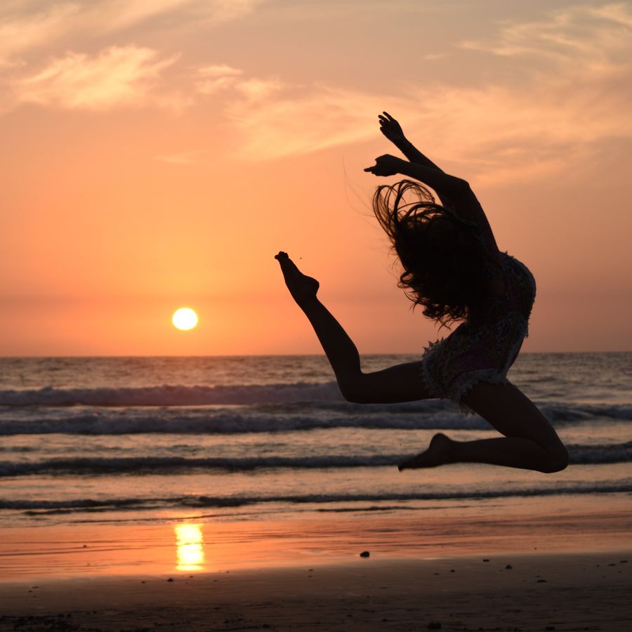 Sleep dance. Йога ecstatic Dance. Танцуйте с нами. Экстатик дэнс фото. Фотосессия диджея Экстатик дэнс.