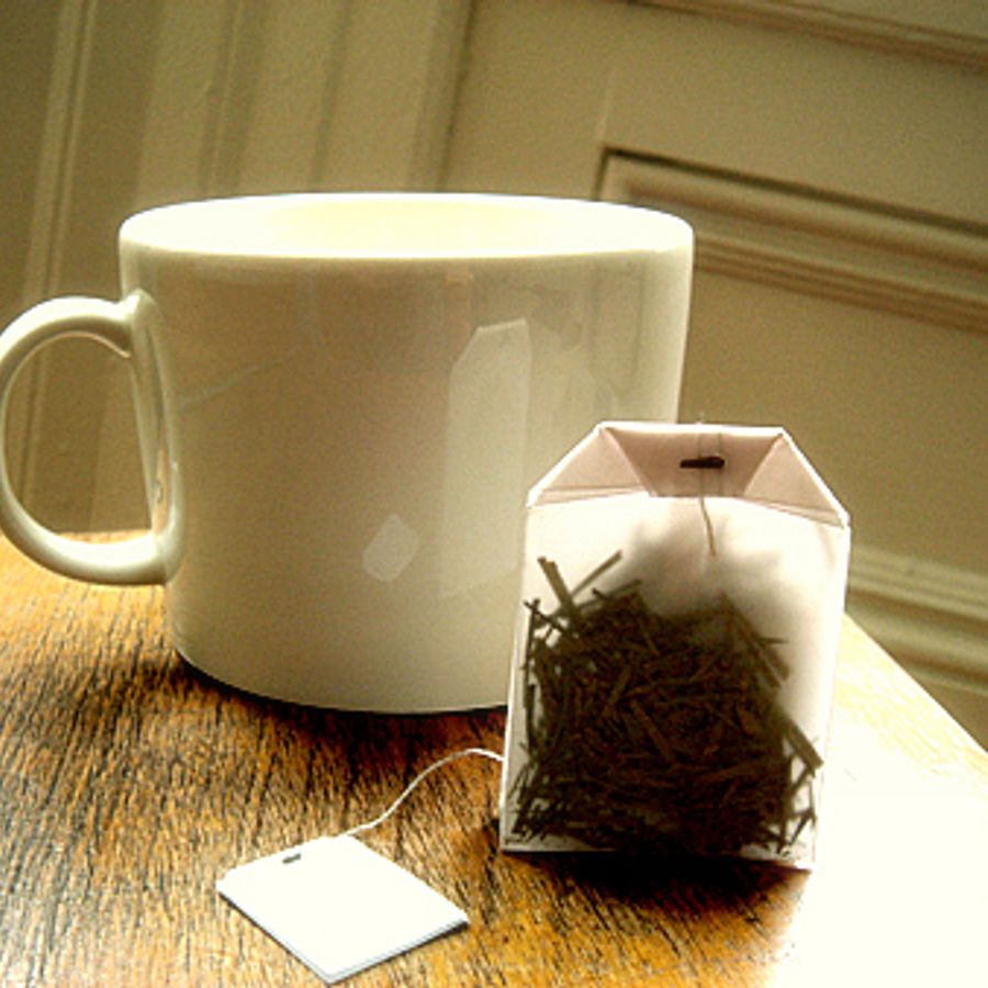 Чайные пакетики заваренные. Кружка чая с пакетиком. Чайный пакетик в кружке. Чай в пакетиках.