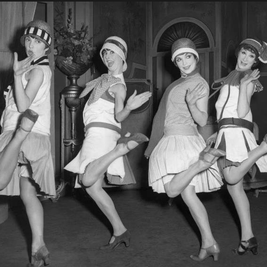 В 20 годы был стиль. Чарльстон танец 20 е годы. Девушки кабаре Берлин 1930. Чарльстон 1920 годы. Кабаре Берлин 1920е.