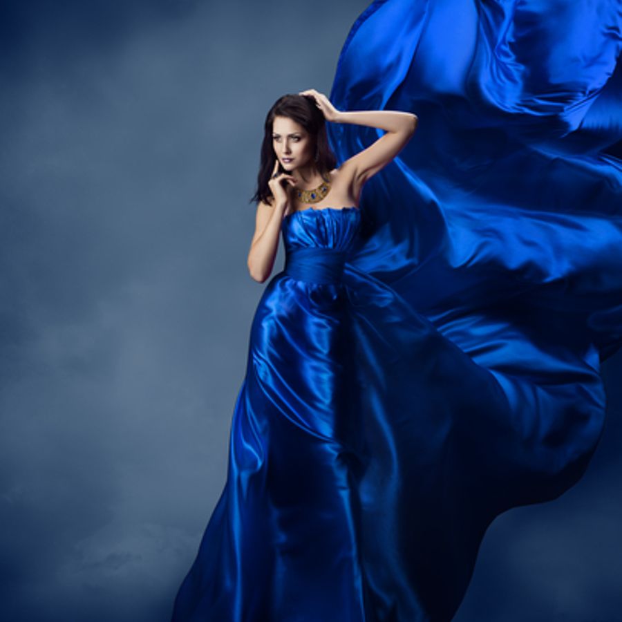 Сонник красивое длинное. Девушка в синем поаиьеи. Красивая девушка в синем платье. Синее шелковое платье. Фотосессия в синем цвете.