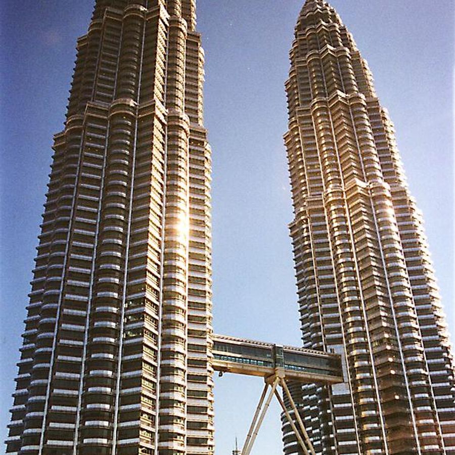 Какая башня самая. Petronas Towers 1 Kuala Lumpur 452. Две башни Твинтаурс ресторан. Знаменитые постройки. Одинаковые небоскребы.