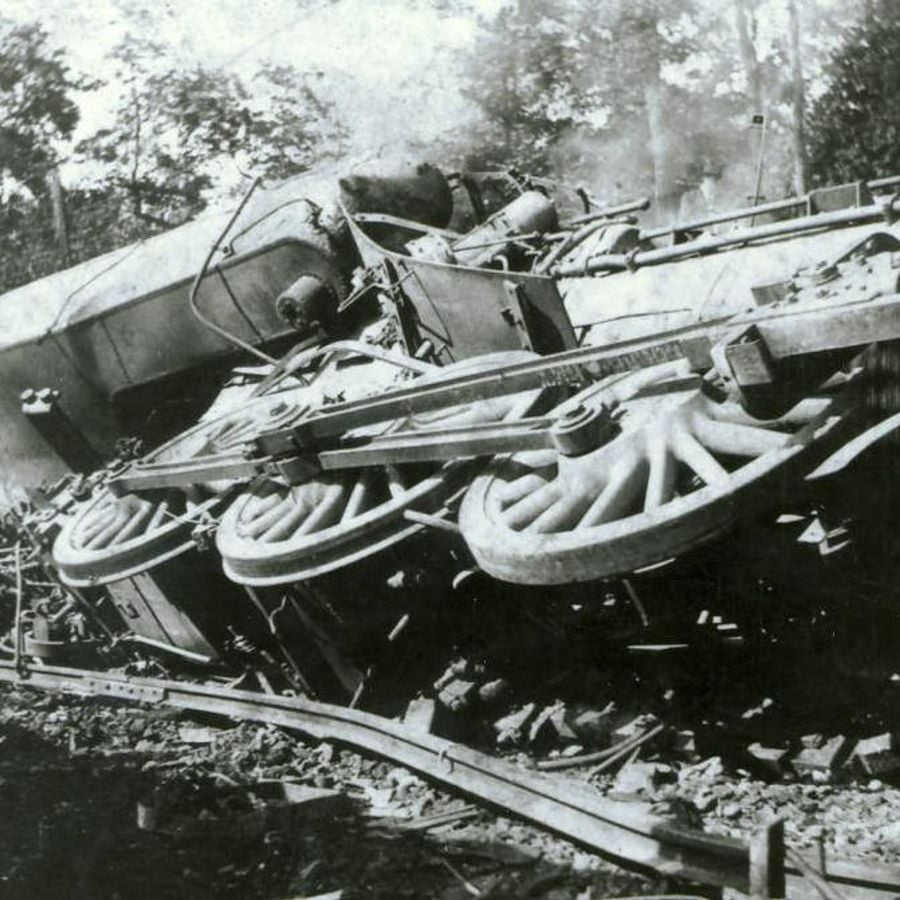 Train wreck. Великое крушение поезда 1918 года. Великое крушение поезда 1883. Крушение паровоза. Крушение старинного поезда.