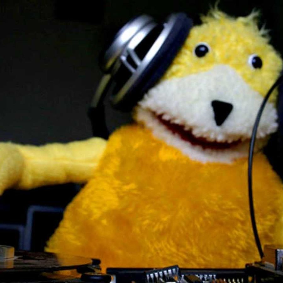 Включи mister oizo. MZ Oizo. Mr Oizo кассета. Mr Oizo мотоцикл. MZ Oizo Flat Beat.