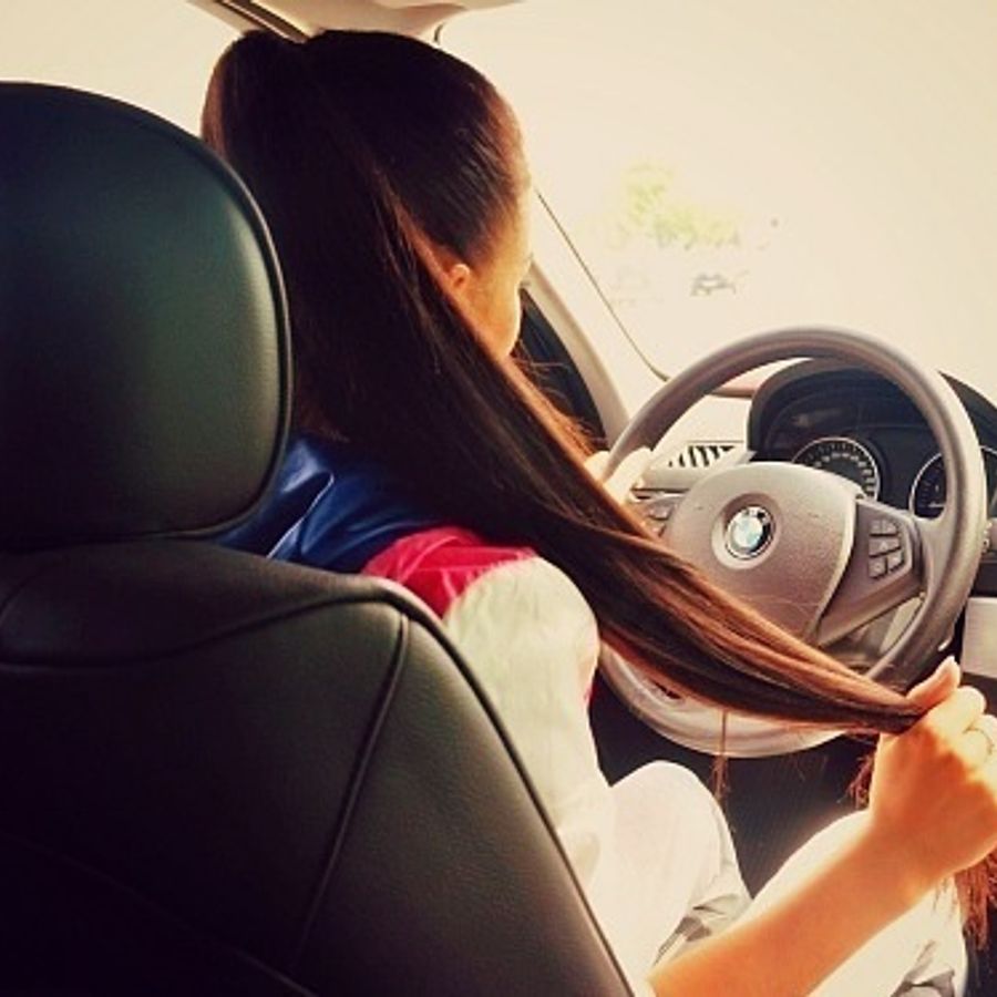 Девушка с длинными волосами за рулем