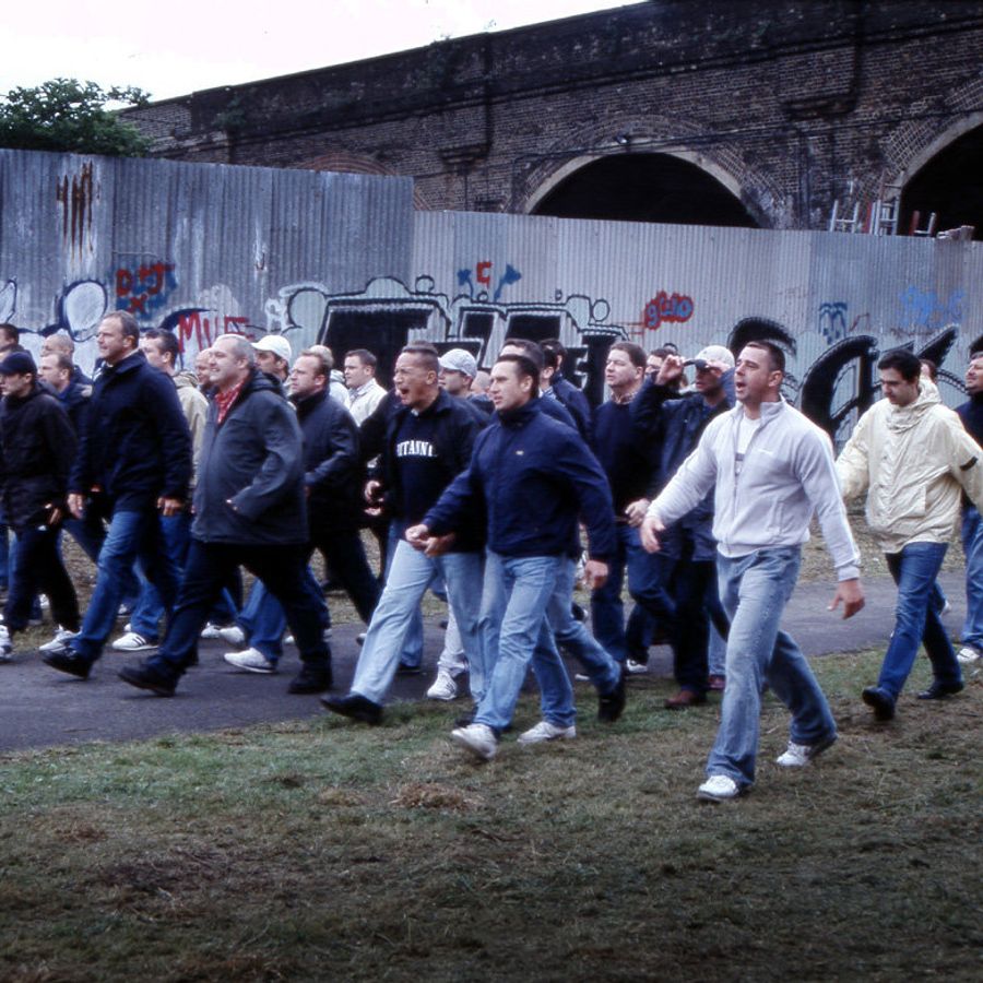 Фабрика футбольных хулиганов. Околофутбольщики Англии. Football Factory 2004. Фанаты__фабрика_футбола__2004__the_Football_Factory. Футбольные хулиганы субкультура Околофутбола.