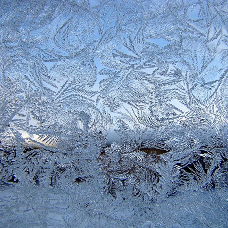 Изморозь на стенах дома