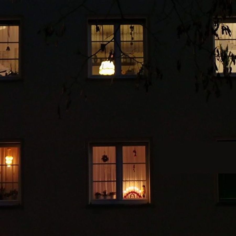 ночные окна домов. фото отсвет окна на стене. ночные окна домов. в окнах домов показались огни. фиолетовый свет в окнах многоэтажек.