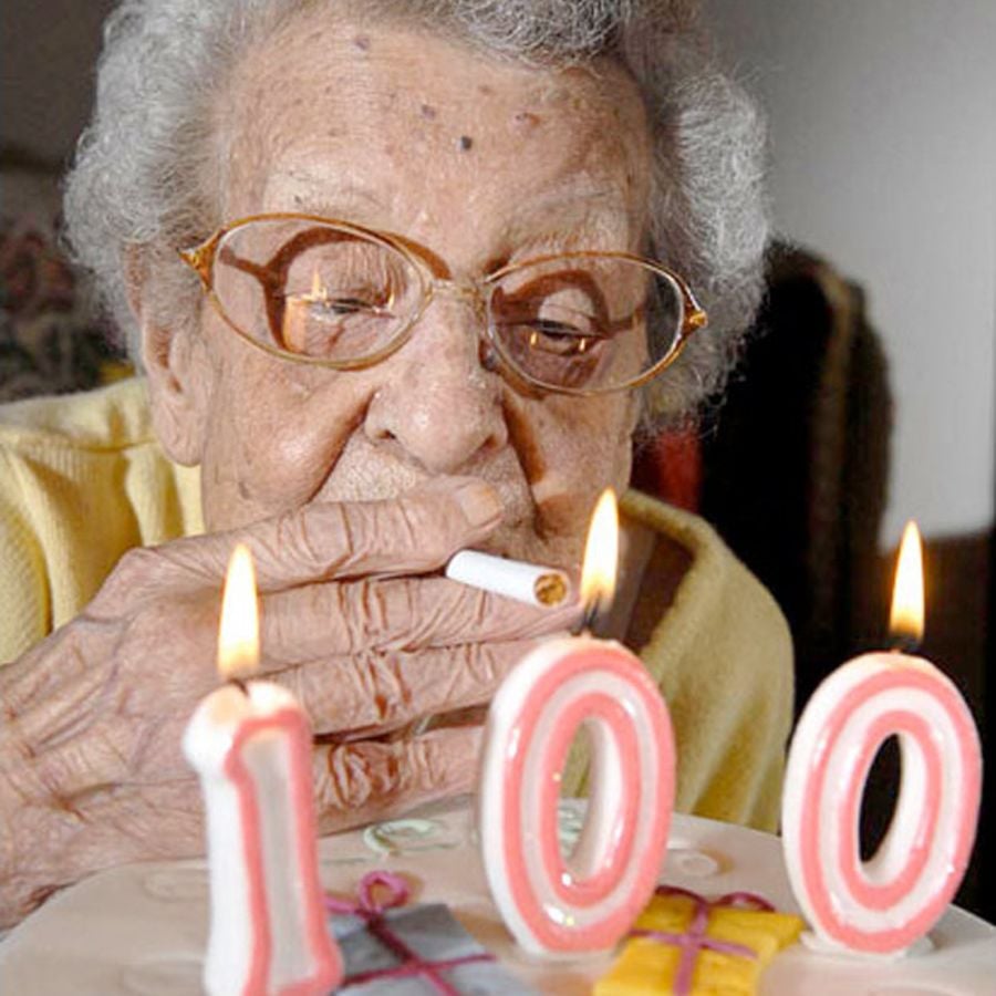 Бабка 100 лет прикуривает от свечи