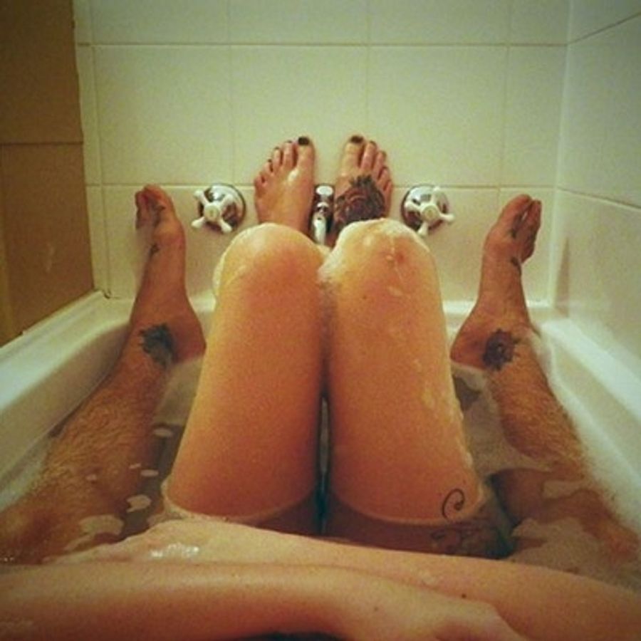 Фото девушка и парень в ванне фото
