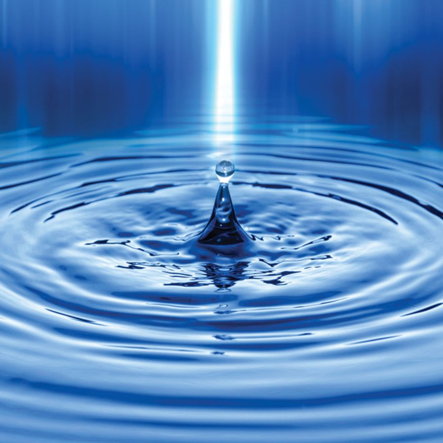 Фрукты падают в воду. Преломление предмета в воде. Предмет падает в воду. Преломление воды. Преломление в воде как рыбу ловить.