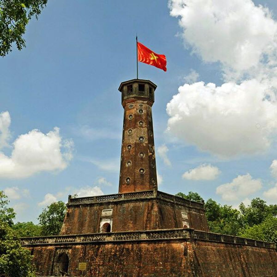 Башня ханой. Башня Ханоя. Вьетнам башня с флагом. Flag Tower in Hanoi.