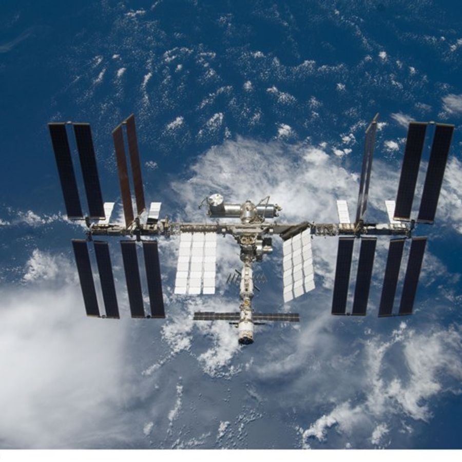 фото луны с мкс. нло в небе над пермью. пролет мкс на фоне луны. мкс пермь. мкс 62 рязань.