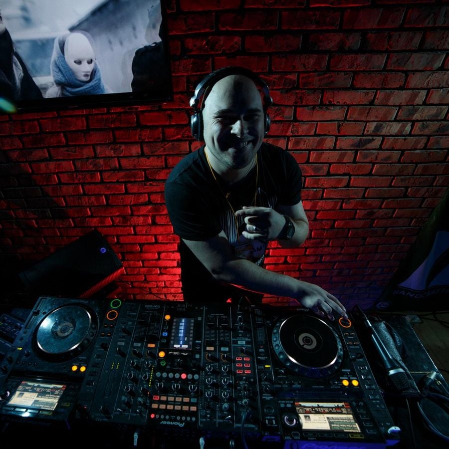 Диджей за пультом. Kto dj федор. Девушка диджей фотосессия. Диджей svet. Диджей 4 буквы.